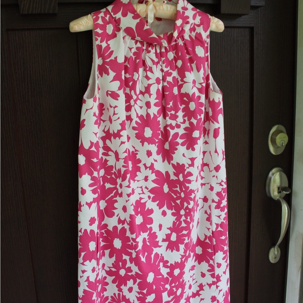 Talbots Sz 4 pink and white sleeveless floral dress with front pockets.